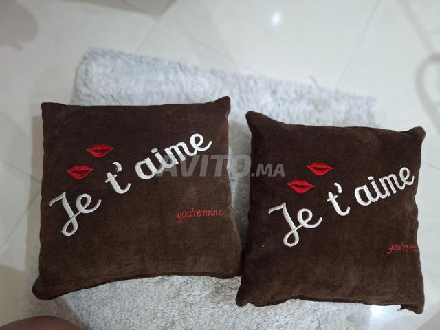 قطعتان من الوسائد البنية بتطريز "أحبك" - 2