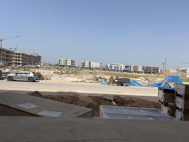 Excellent local commercial avec deux façades - 2