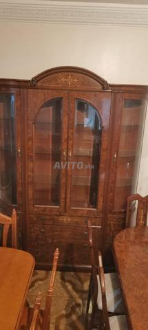 غرفة طعام مع بوفيه وخزانة عرض عتيقة - 2