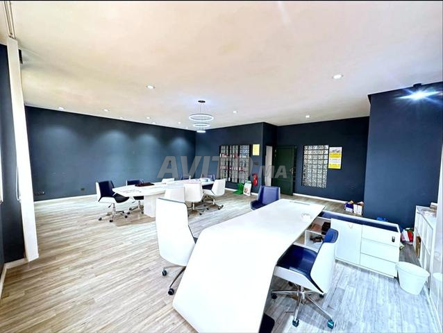 مكتب بمساحة 70 متر مربع على الطريق الساحلي عين السبع