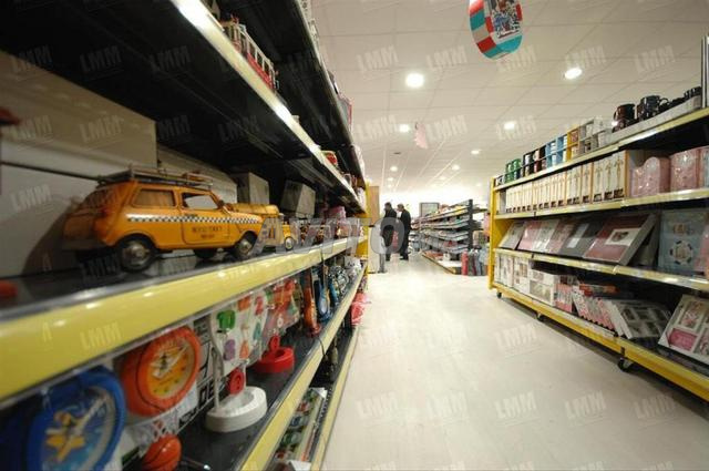 رفوف مكتبة متوفرة فوراً.