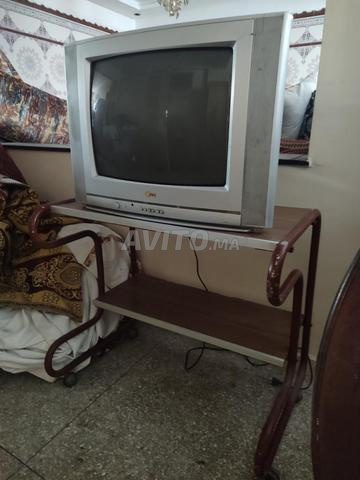 تلفازة بالطاولة الخاصة بها - 2