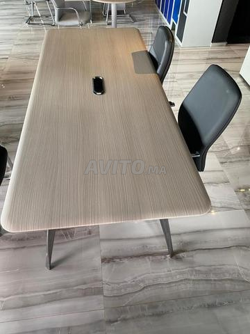 🪑 Table de Réunion Élégante & Fonctionnelle