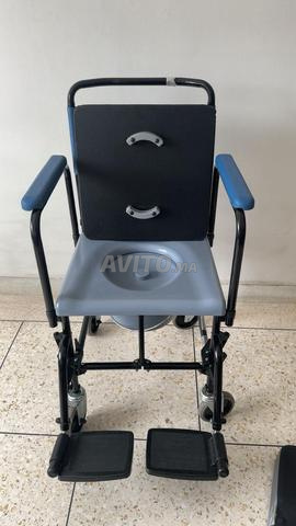Un fauteuil roulant avec toilette - 2