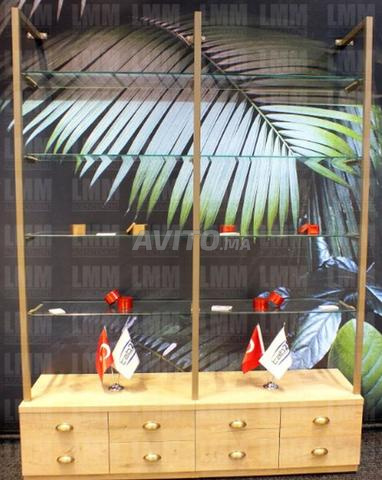 رفوف صيدلية ومستحضرات تجميل متوفرة - 2