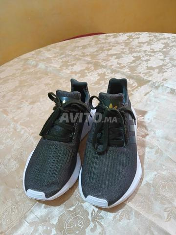 حذاء رياضي نسائي أديداس أصلي مقاس 39.5 - 2