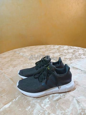 حذاء رياضي نسائي أديداس أصلي مقاس 39.5