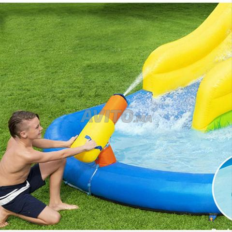 Grand Centre De Jeux Aquatiques Avec Toboggan - 2