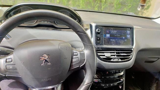 Peugeot 208 white édition 