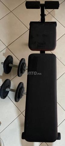 مقعد تمارين ومجموعة أثقال قليلة الاستخدام