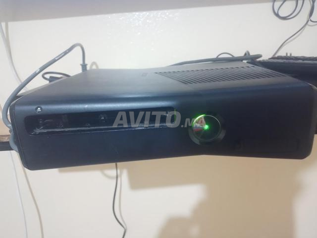 Xbox 360 Slim flashée avec une manette - 2