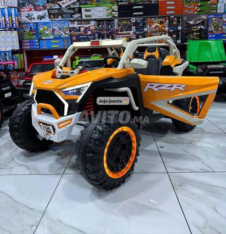 سيارة أطفال