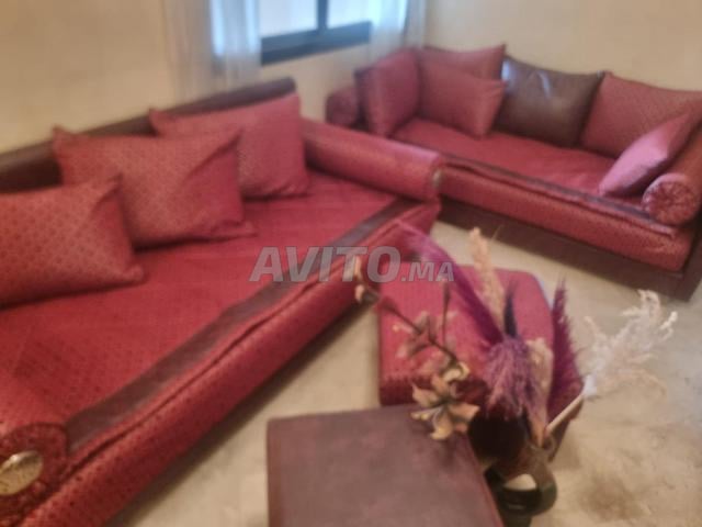 صالون مع تلفاز سامسونغ، خزانة تلفاز وجهاز رقمي