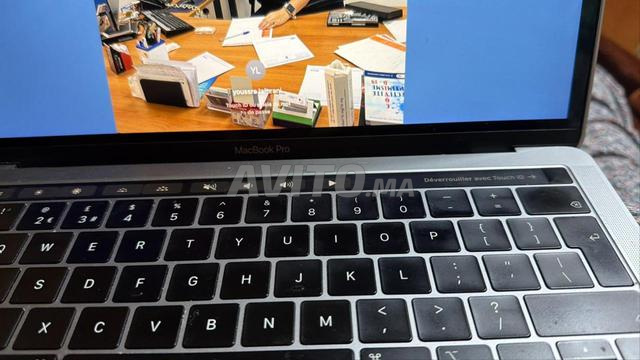 حاسوب محمول بشاشة لمس