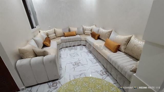 Salon mixte entre traditionnel et moderne, neuf et propre