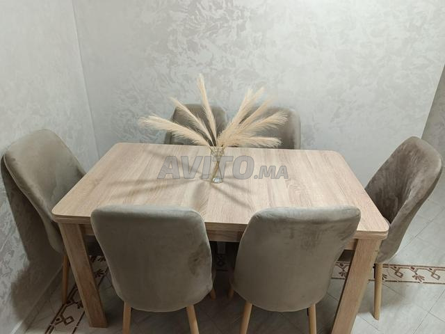 SALLE À MANGER Salle à manger disponible avec 4 et 6 chaises