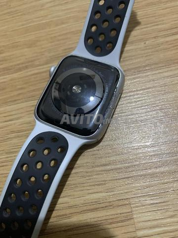 Apple Watch série 5 avec des rayures sur l'écran - 2