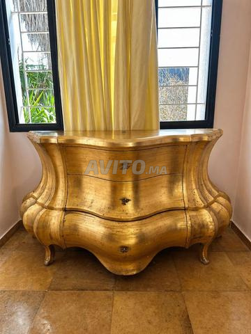 خزانة ذات أدراج على الطراز الباروكي مذهبة