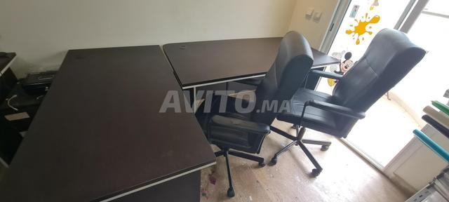 3 مكاتب مع كرسيين (بحالة جيدة) - 2