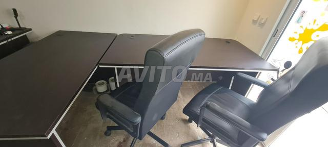 3 مكاتب مع كرسيين (بحالة جيدة)