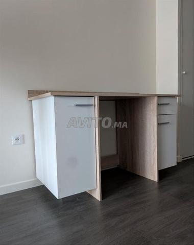 مكتب خشبي مع تخزين بيج وأبيض - 2