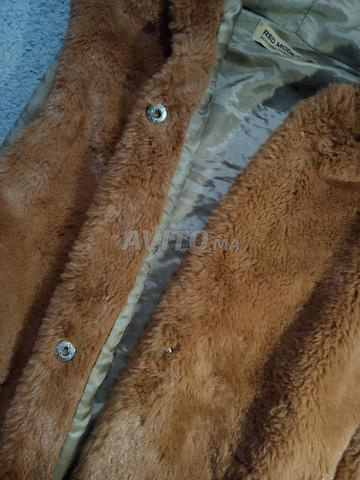 سترة نسائية بنية بغطاء رأس