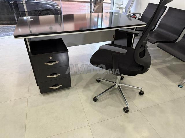 Mobilier de bureau de haute qualité (chaises, bureaux, armoires)