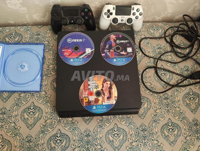 PS4 slim avec 2 manettes et 2 comptes