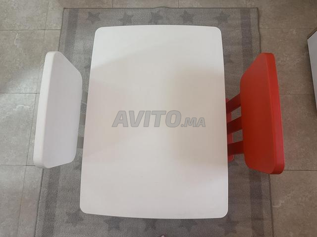 Table blanche avec deux chaises IKEA - 2