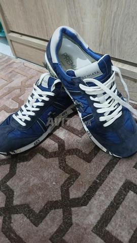 أعرض للبيع هذه الأحذية الرياضية ذات العلامة التجارية.