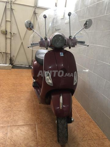Vespa propre à vendre. Bienvenue à ceux qui sont intéressés