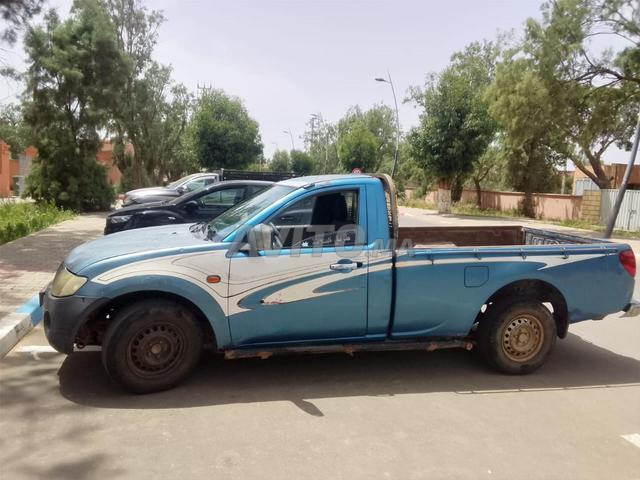 Il y a un pick-up Mitsubishi, qui le veut est le bienvenu