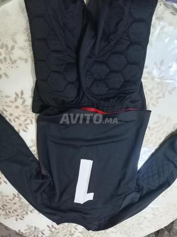 ملابس حارس المرمى بحالة جيدة مقاس S - 2