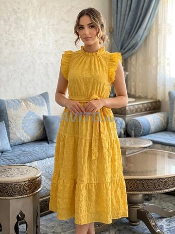 فستان متوسط الطول بياقة مرتفعة وكشكشة