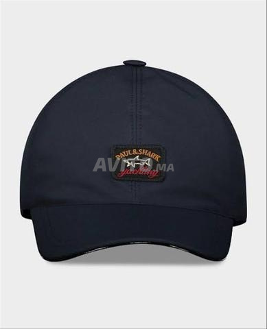 قبعة متعددة الألوان