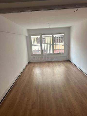 Superbe Magasin de 350 m² à Beauséjour 380v - 2