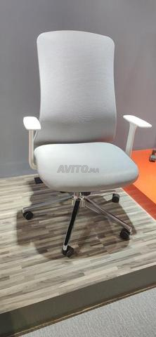 كرسي روبوت – راحة ذكية بتصميم مستقبلي - 2