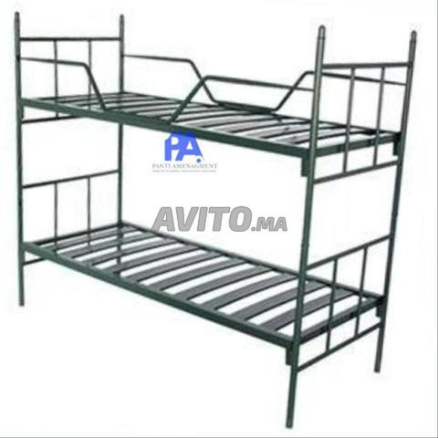 Lit métallique robuste / vestiaire - 2