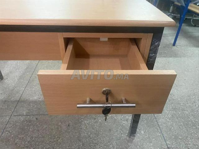 Bureau avec structure métallique/Vestiaire - 2