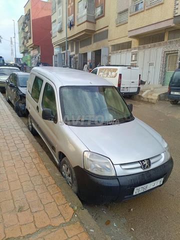 Peugeot Partner propre, qui est intéressé est le bienvenu