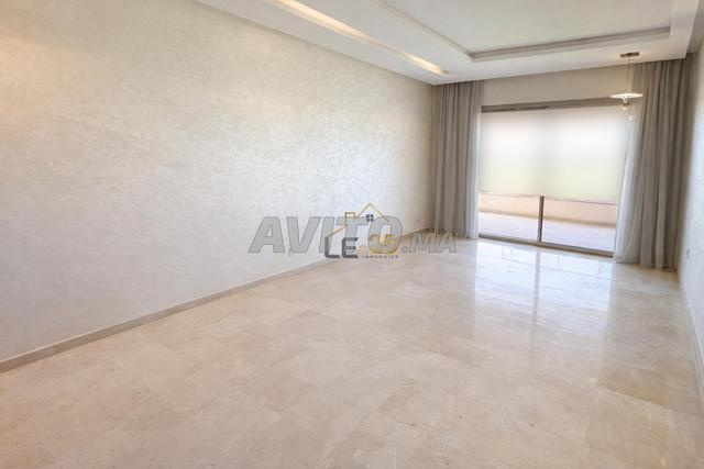 شقة رائعة فارغة بـ 3 غرف نوم للإيجار