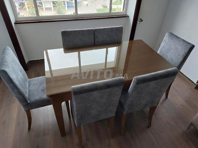 للبيع طاولة ممتازة و 6 كراسي