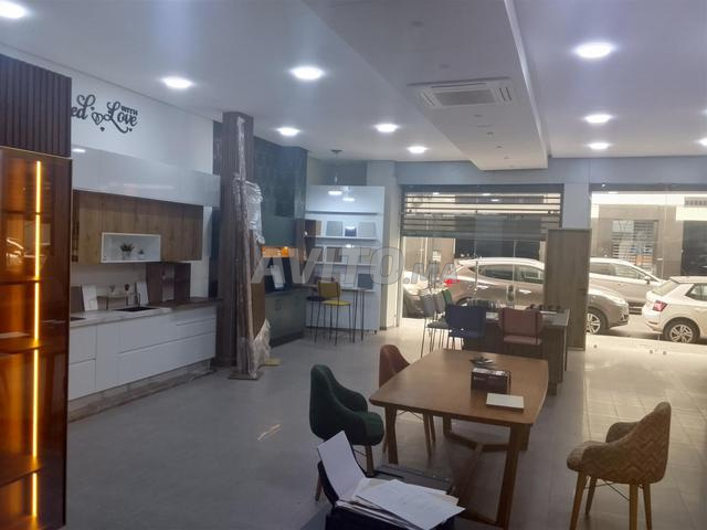 محل تجاري مجهز بواجهة كبيرة 122م2