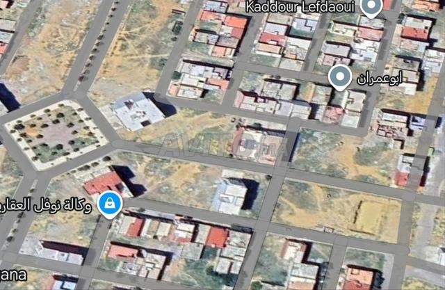 قطعة أرض لبناء عمارة 200 م² بطابق أرضي و 4 طوابق بتصريح وواجهتين