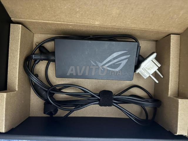 Asus ROG Strix BL avec sa boîte et une carte graphique supplémentaire - 2