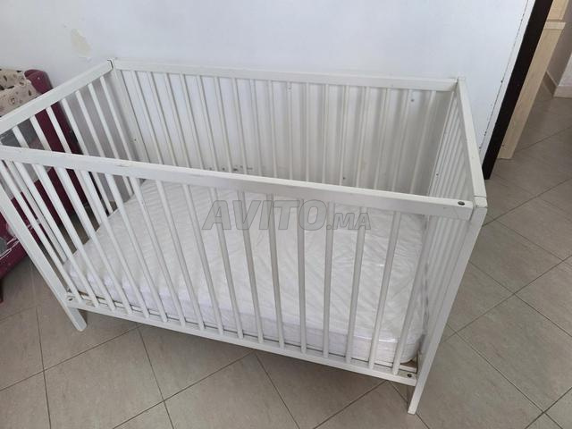 سرير أطفال وحديقة ألعاب