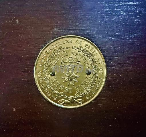 بيانو خشبي قديم قائم بذاته — يحتاج إلى تجديد