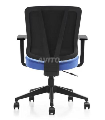 CHAISE DE BUREAU BLEUE AVEC ROULETTES - 2