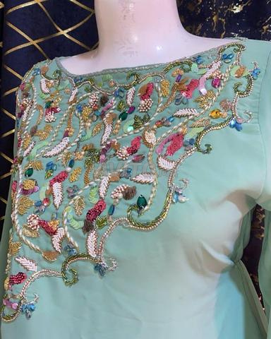 فستان يمكن ارتداؤه في عيد ميلاد أو في يوم الحناء