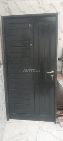 Porte en fer et porte en bois